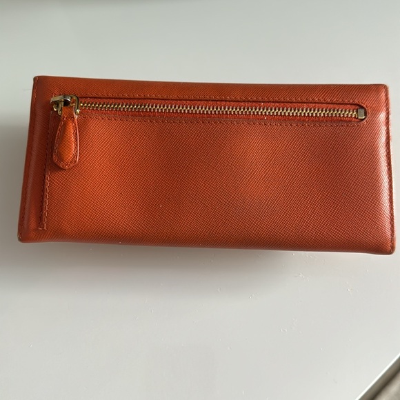 Prada - Picture 2 of 9